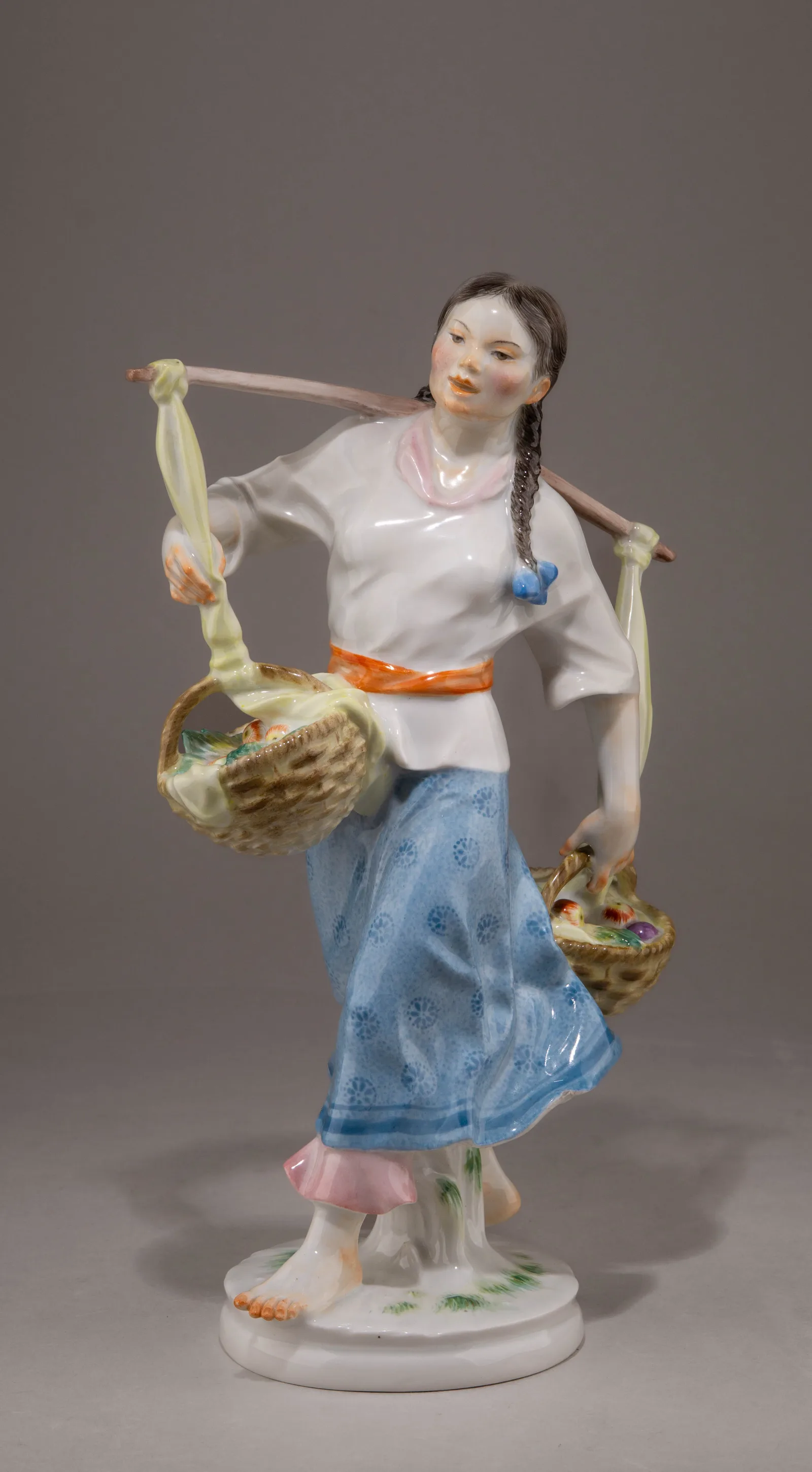 (Мейсен) Скульптура «Кореянка». Германия, мануфактура Мейсен (Meissen), по модели 1953 года Герхарда Бохманна (Gerhard Bochmann), 1956. — фото 1