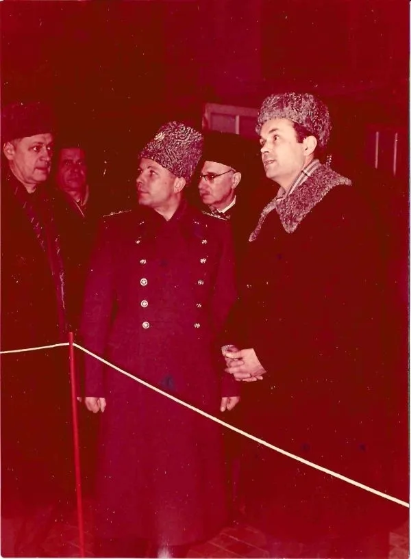 2 фотографии «Юрий Алексеевич Гагарин и Ростислав Аполлосович Беляков во время посещения первым советским космонавтом ОКБ-155». 1967. — фото 2