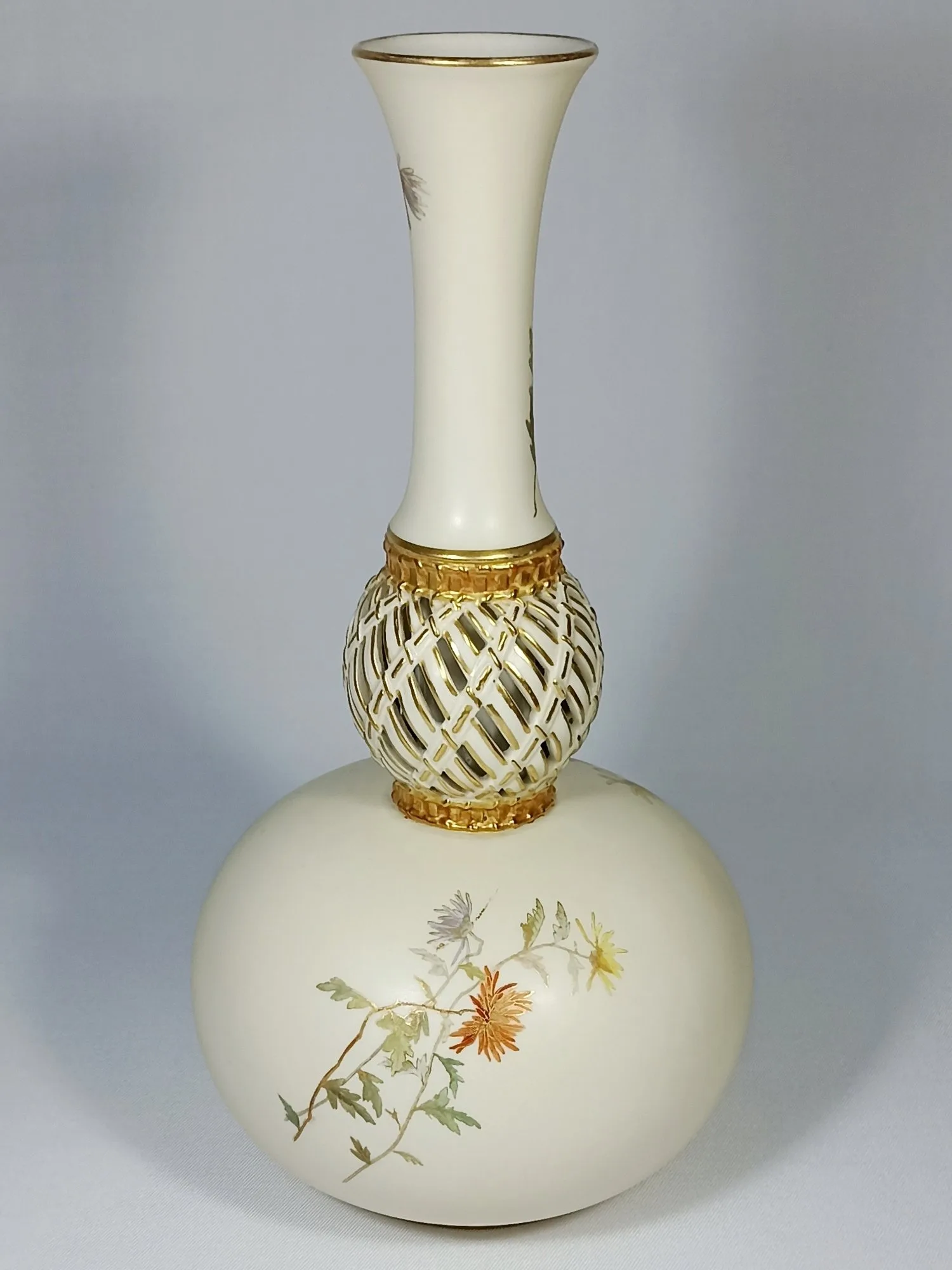 (Royal Worcester) Ваза с изображением цветов, из серии «Blush Ivory». Англия, завод Royal Worcester, 1889. — фото 4