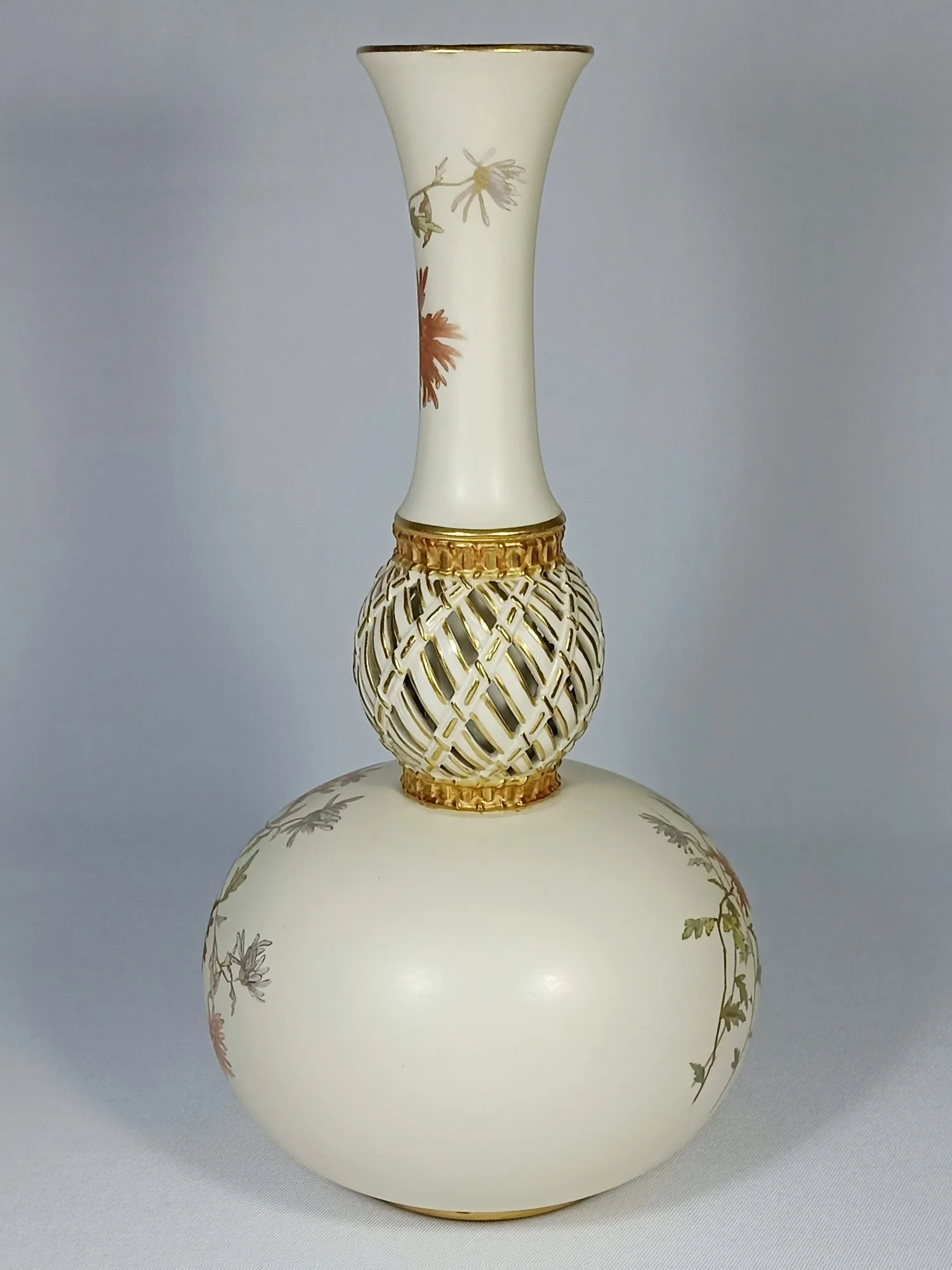 (Royal Worcester) Ваза с изображением цветов, из серии «Blush Ivory». Англия, завод Royal Worcester, 1889. — фото 5