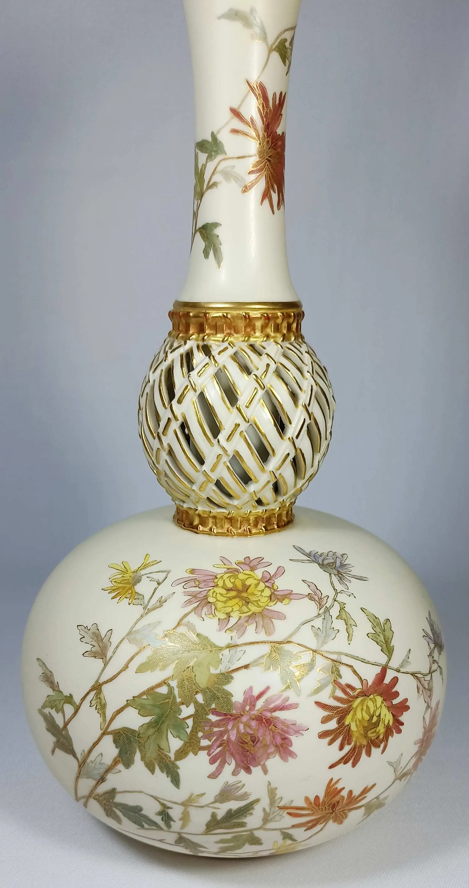 (Royal Worcester) Ваза с изображением цветов, из серии «Blush Ivory». Англия, завод Royal Worcester, 1889. — фото 6