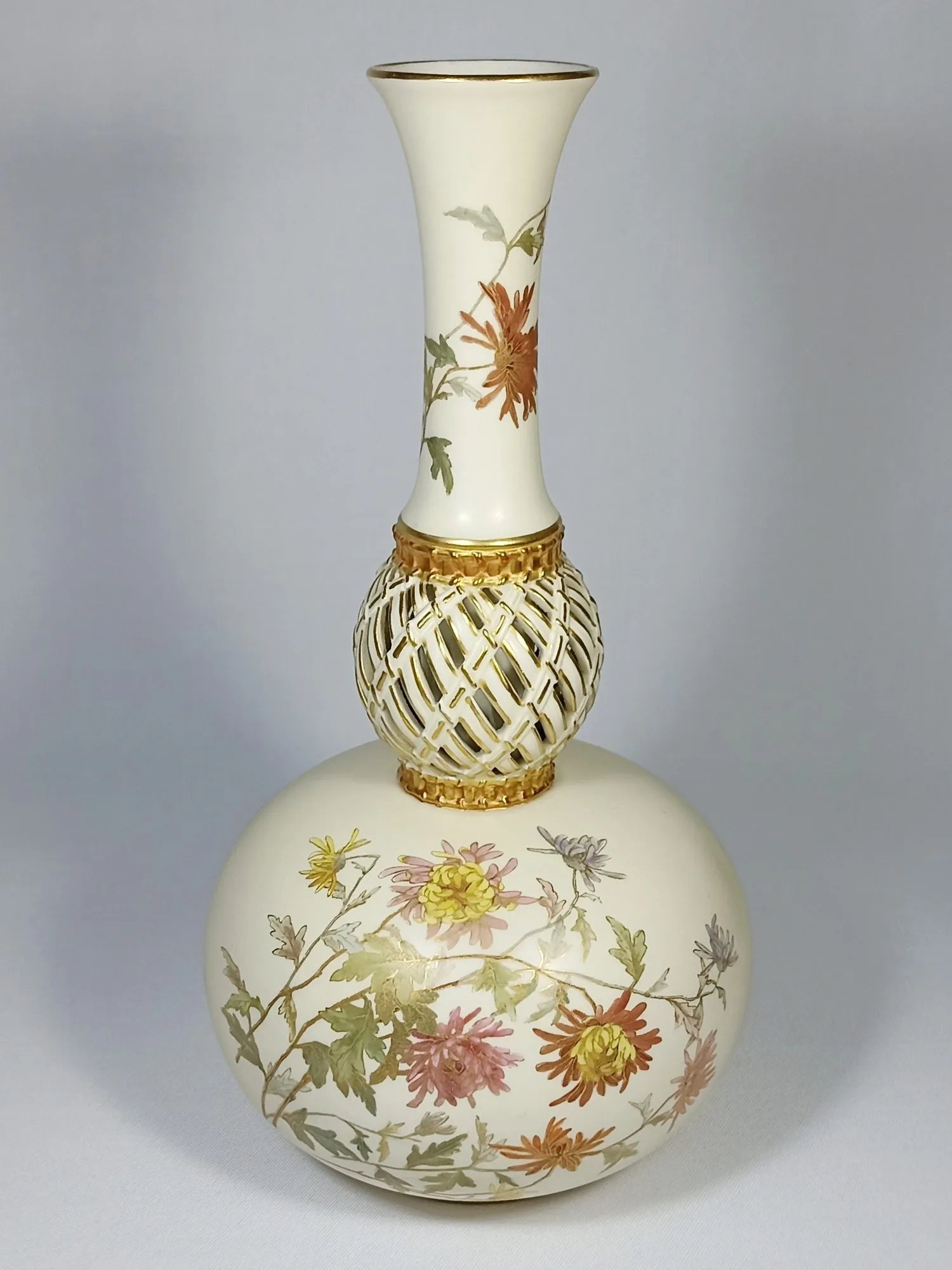 (Royal Worcester) Ваза с изображением цветов, из серии «Blush Ivory». Англия, завод Royal Worcester, 1889. — фото 1