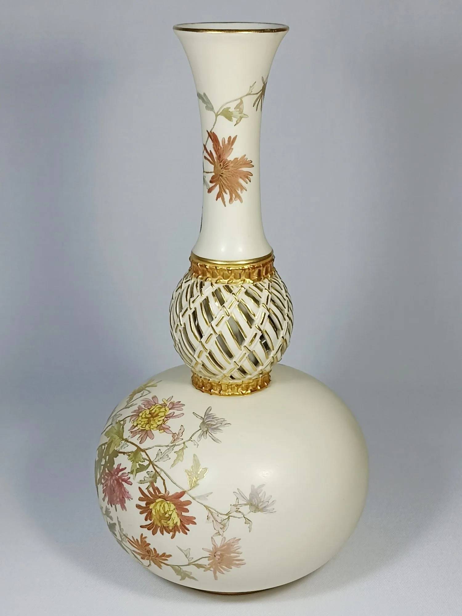 (Royal Worcester) Ваза с изображением цветов, из серии «Blush Ivory». Англия, завод Royal Worcester, 1889. — фото 3
