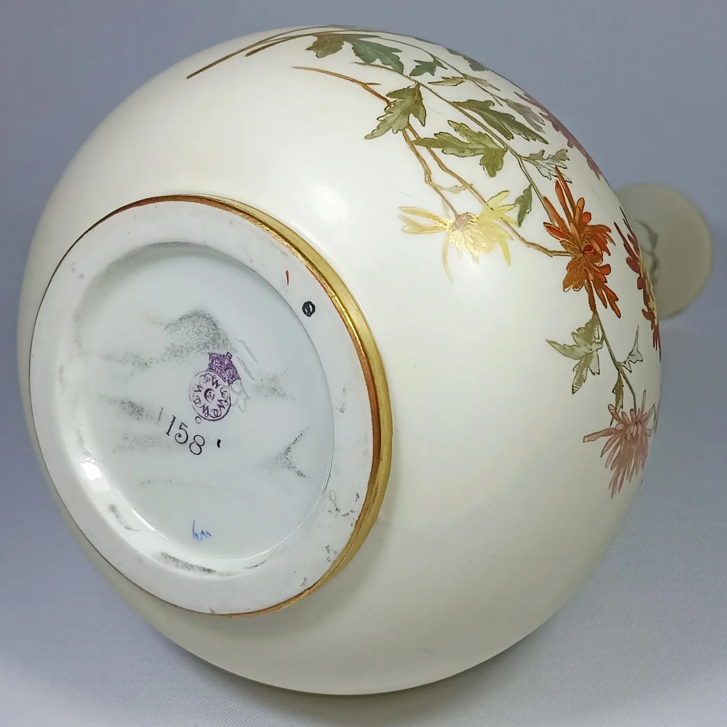 (Royal Worcester) Ваза с изображением цветов, из серии «Blush Ivory». Англия, завод Royal Worcester, 1889. — фото 7