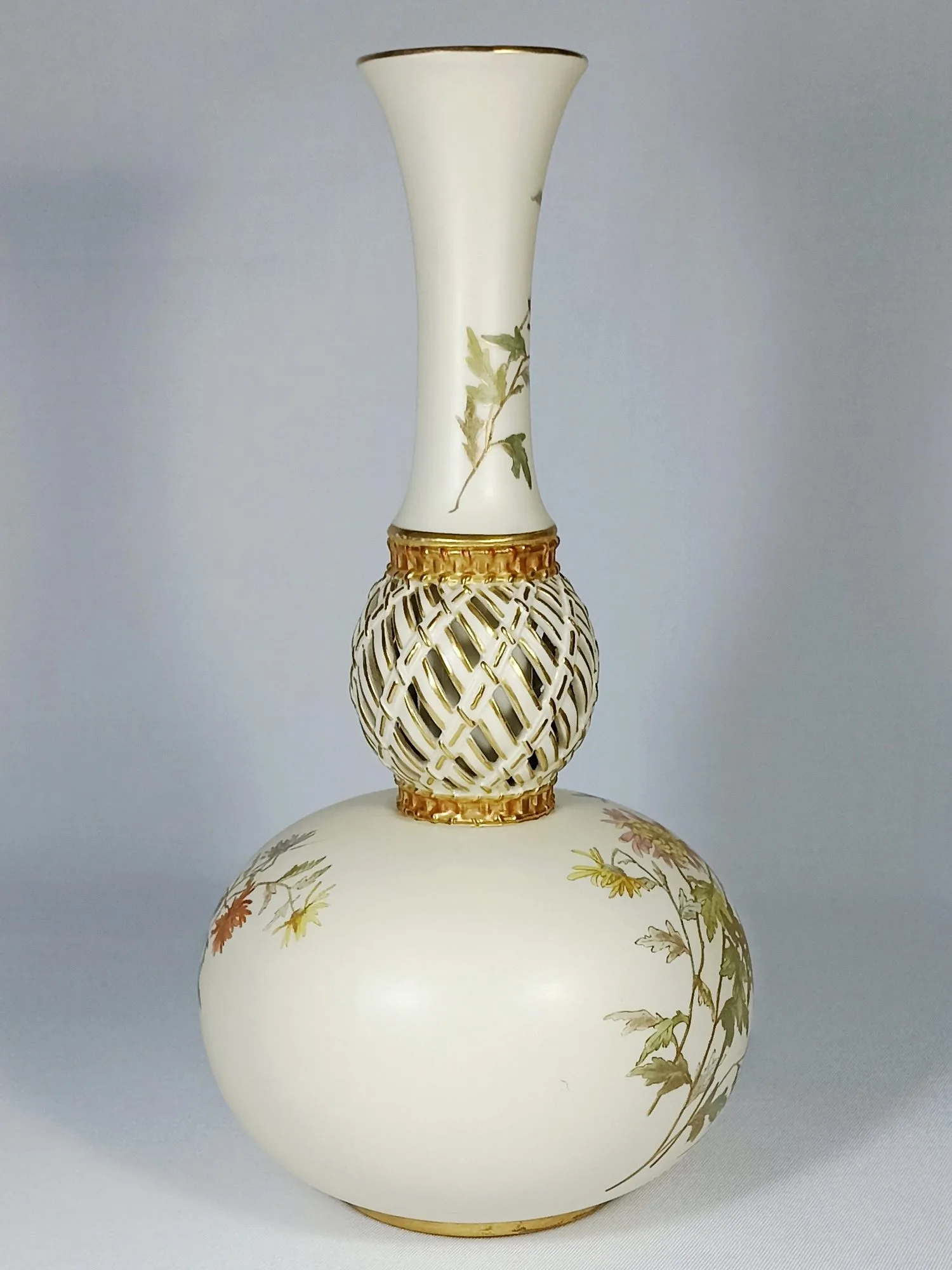 (Royal Worcester) Ваза с изображением цветов, из серии «Blush Ivory». Англия, завод Royal Worcester, 1889. — фото 8