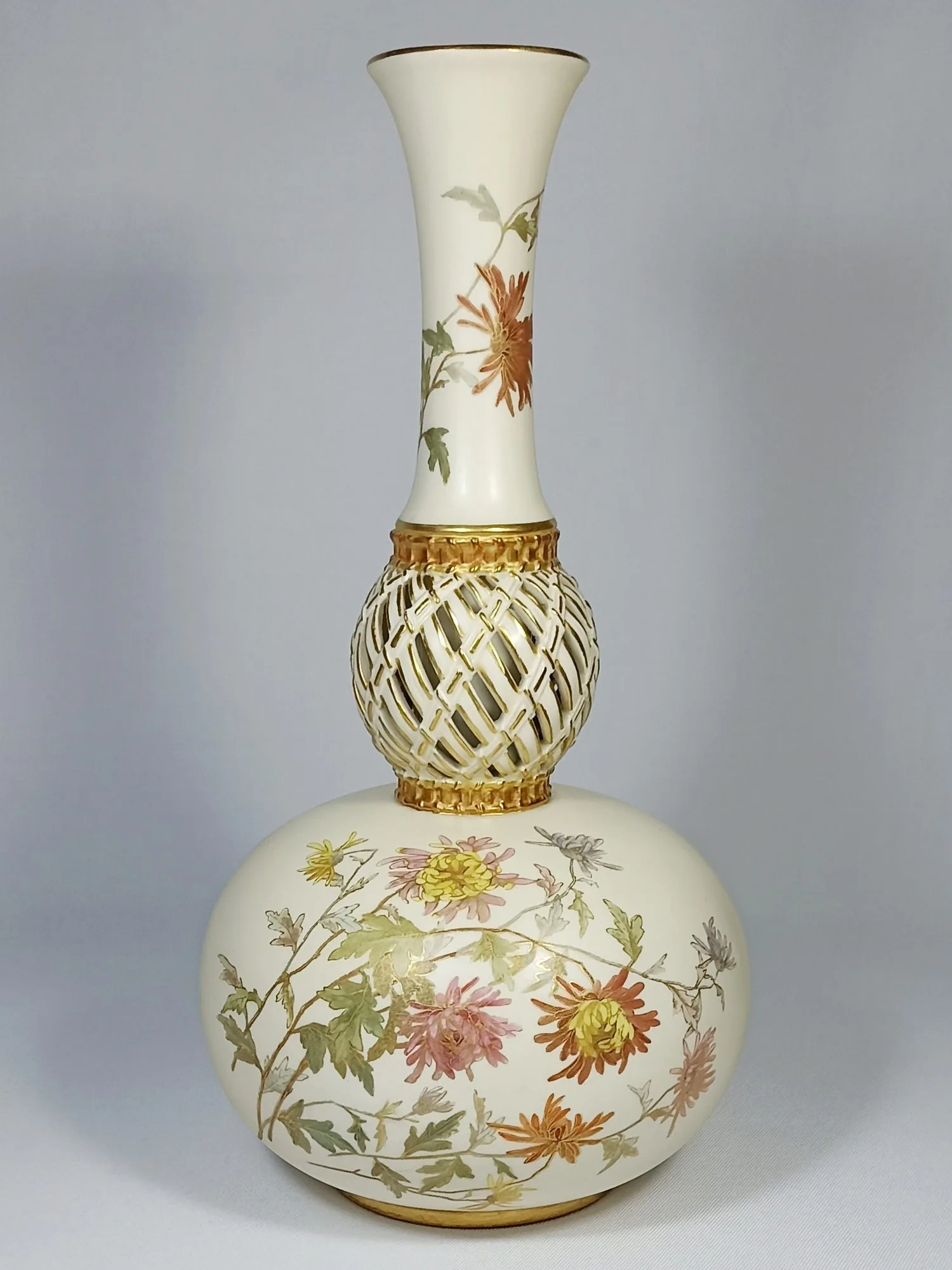 (Royal Worcester) Ваза с изображением цветов, из серии «Blush Ivory». Англия, завод Royal Worcester, 1889. — фото 2