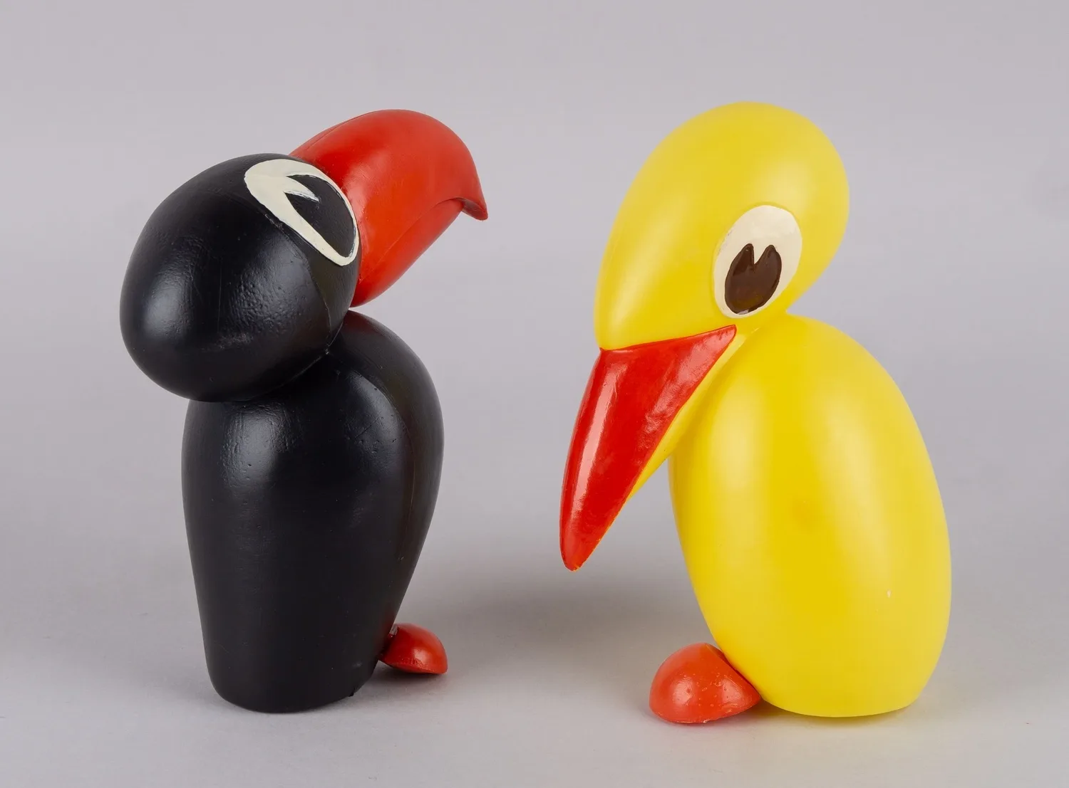(Легендарные советские игрушки). Игрушки «Тукан» (большая птица) и «Пеликан» (большая птица, разновидность жёлтого цвета). СССР, Москва, Фабрика Целлулоидных Игрушек, по модели Абрама Моисеевича Скидальского, 1960-е годы. — фото 3