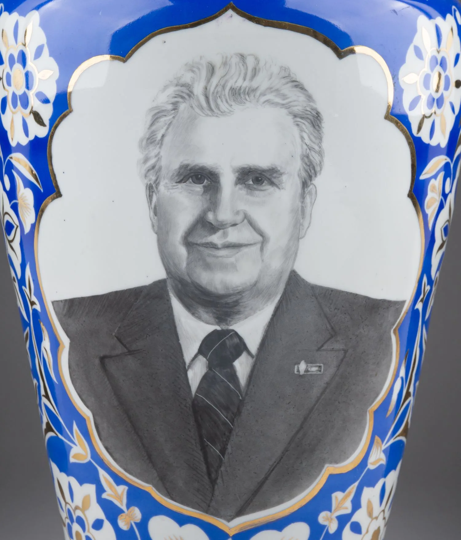 Ваза с изображением портрета Трегубова Николая Петровича (?). СССР, 1970-е гг. — фото 5