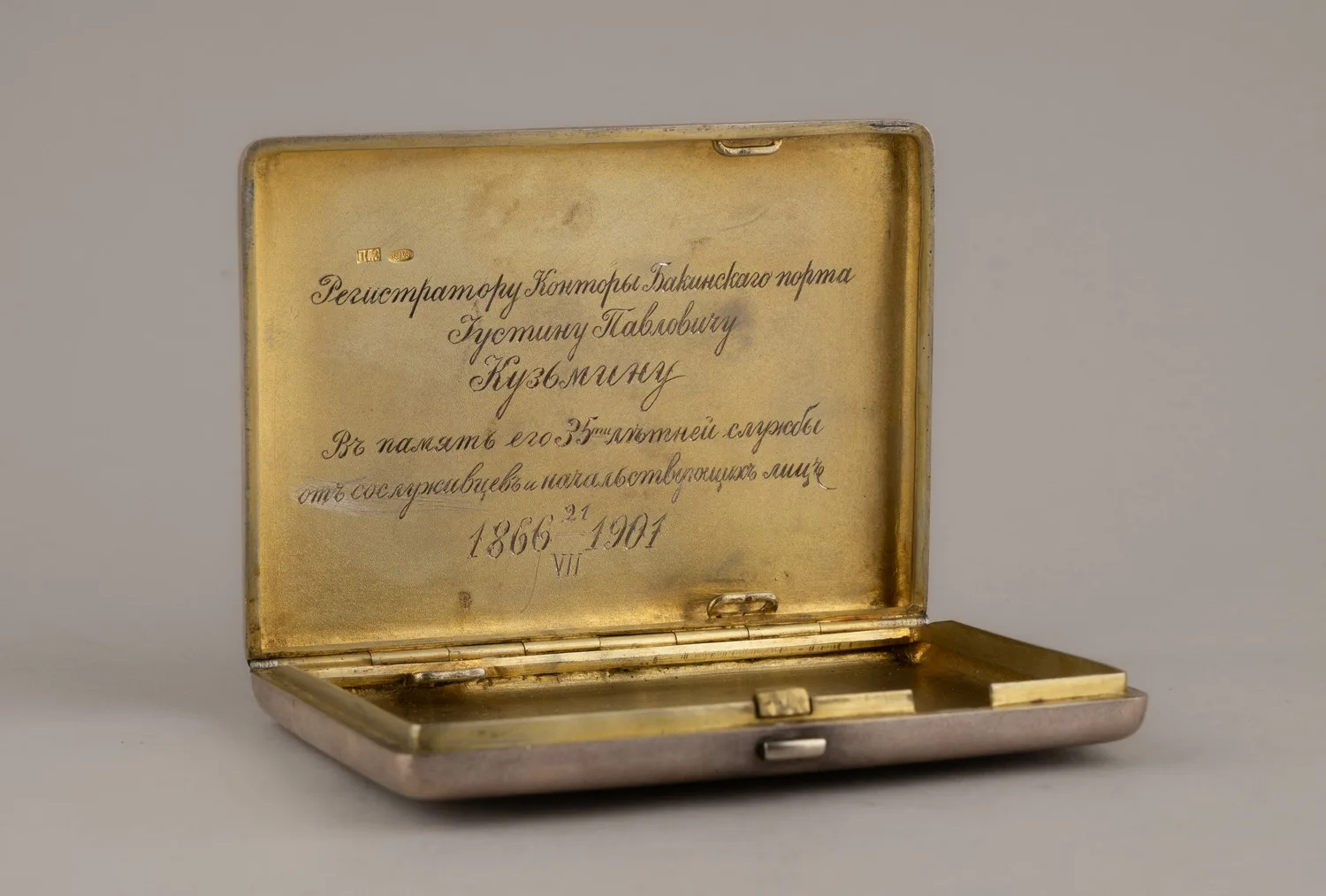 (Зичи М.А.) Портсигар «Демон» («Не плачь, дитя»). Россия, Москва, мастер – Зиновьев П.С., по иллюстрации Зичи М.А. к поэме Лермонтова М.Ю. «Демон», 1899-1901-е годы. — фото 4