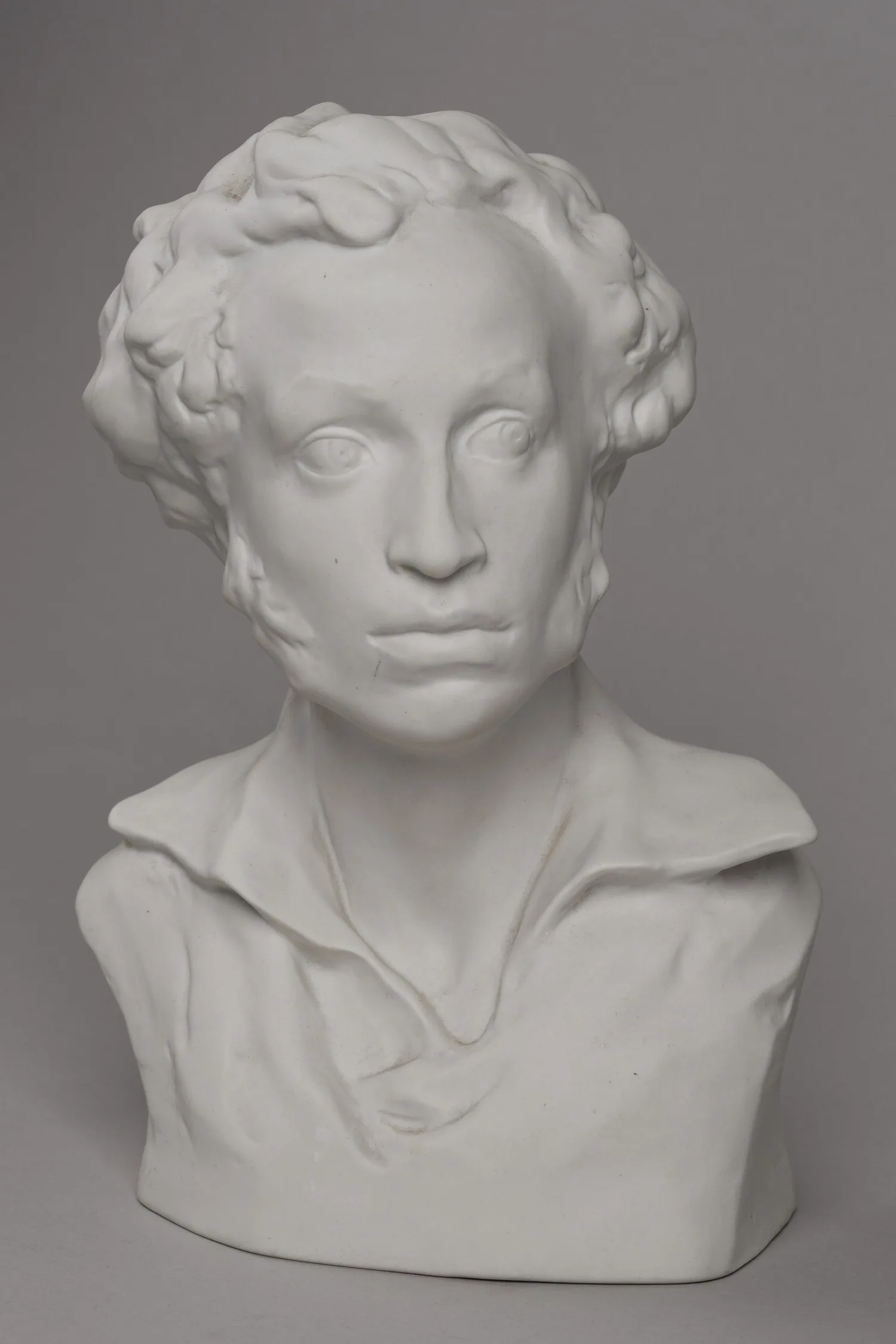 Бюст «Пушкин А.С.» Бисквит, лепка. СССР, ЛФЗ, автор модели Корсиков А.Д., 1960-е годы. — фото 1