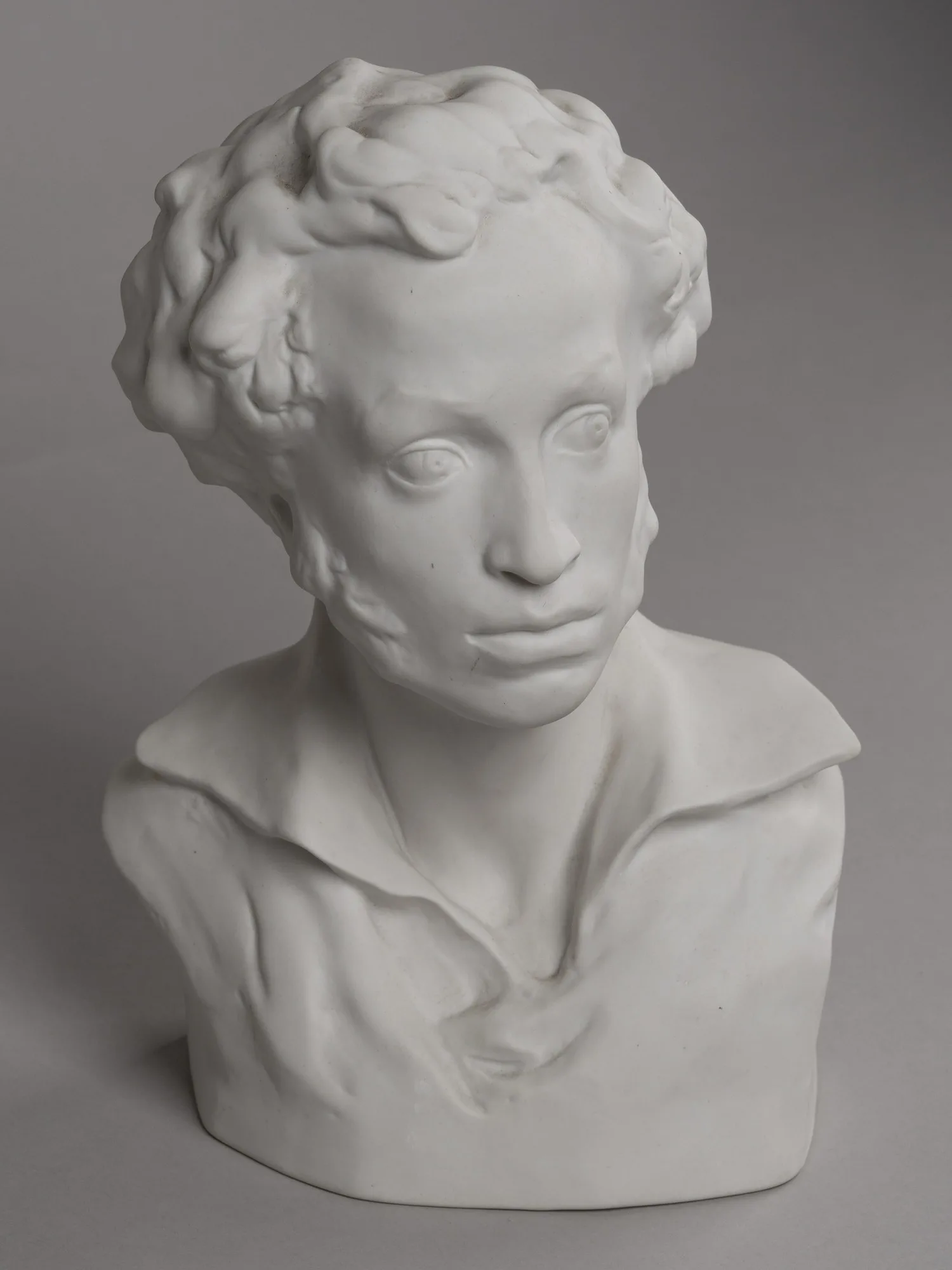 Бюст «Пушкин А.С.» Бисквит, лепка. СССР, ЛФЗ, автор модели Корсиков А.Д., 1960-е годы. — фото 2