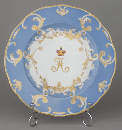 Тарелка из Банкетного сервиза Великого князя Александра Николаевича. Россия, Императорский фарфоровый завод. 1840-е годы.