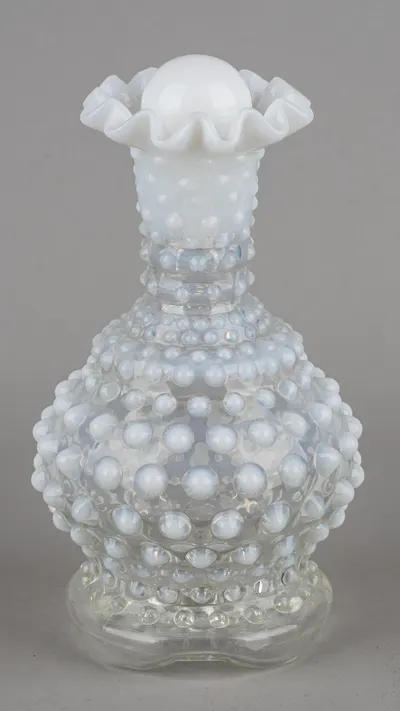 Сосуд для масла опалового стекла в технике hobnail. Чехия, Богемия, 1980-90-е годы.