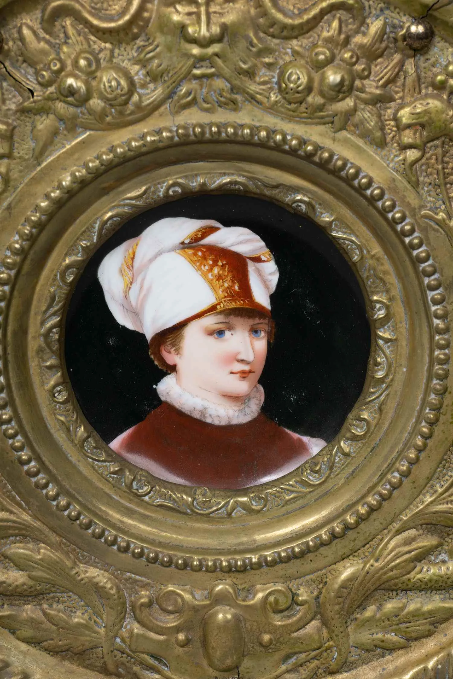 Парные портреты на тарелках Дама и Кавалер в медных рамах. Германия, 1850-е годы. — фото 3