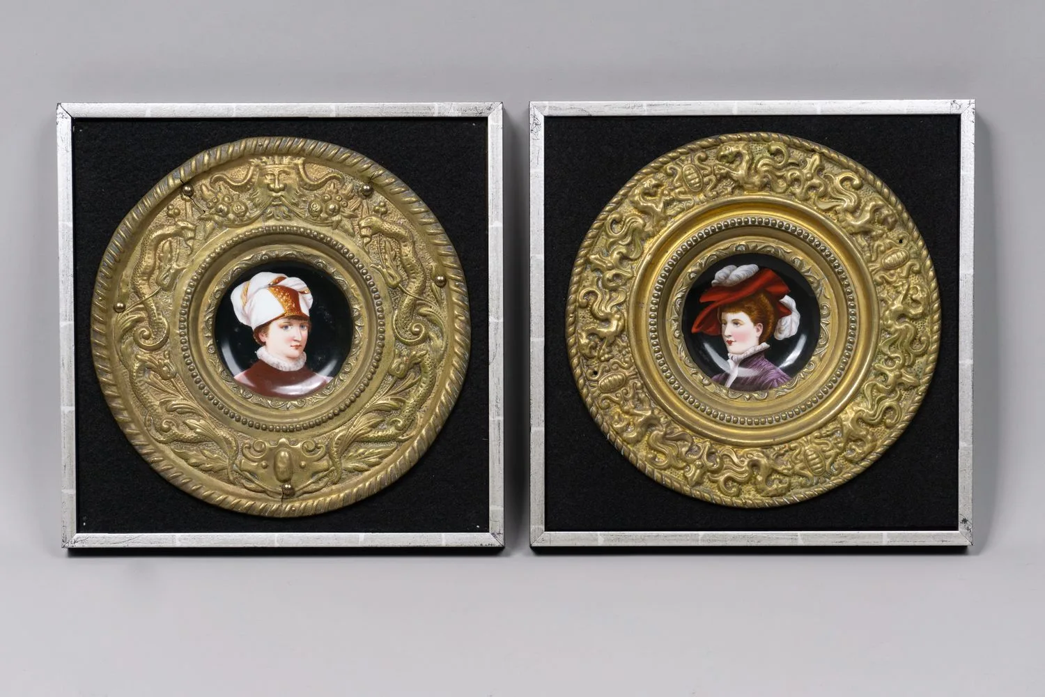 Парные портреты на тарелках Дама и Кавалер в медных рамах. Германия, 1850-е годы. — фото 1