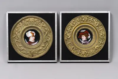 Парные портреты на тарелках Дама и Кавалер в медных рамах. Германия, 1850-е годы.