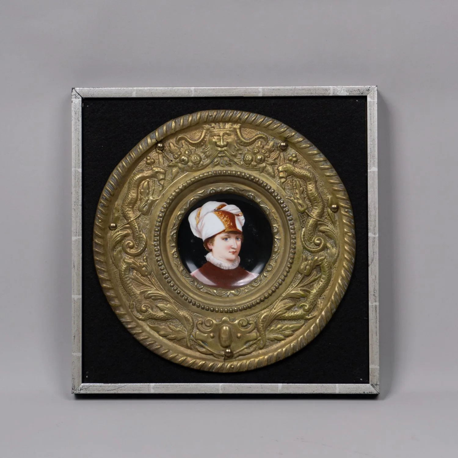 Парные портреты на тарелках Дама и Кавалер в медных рамах. Германия, 1850-е годы. — фото 2