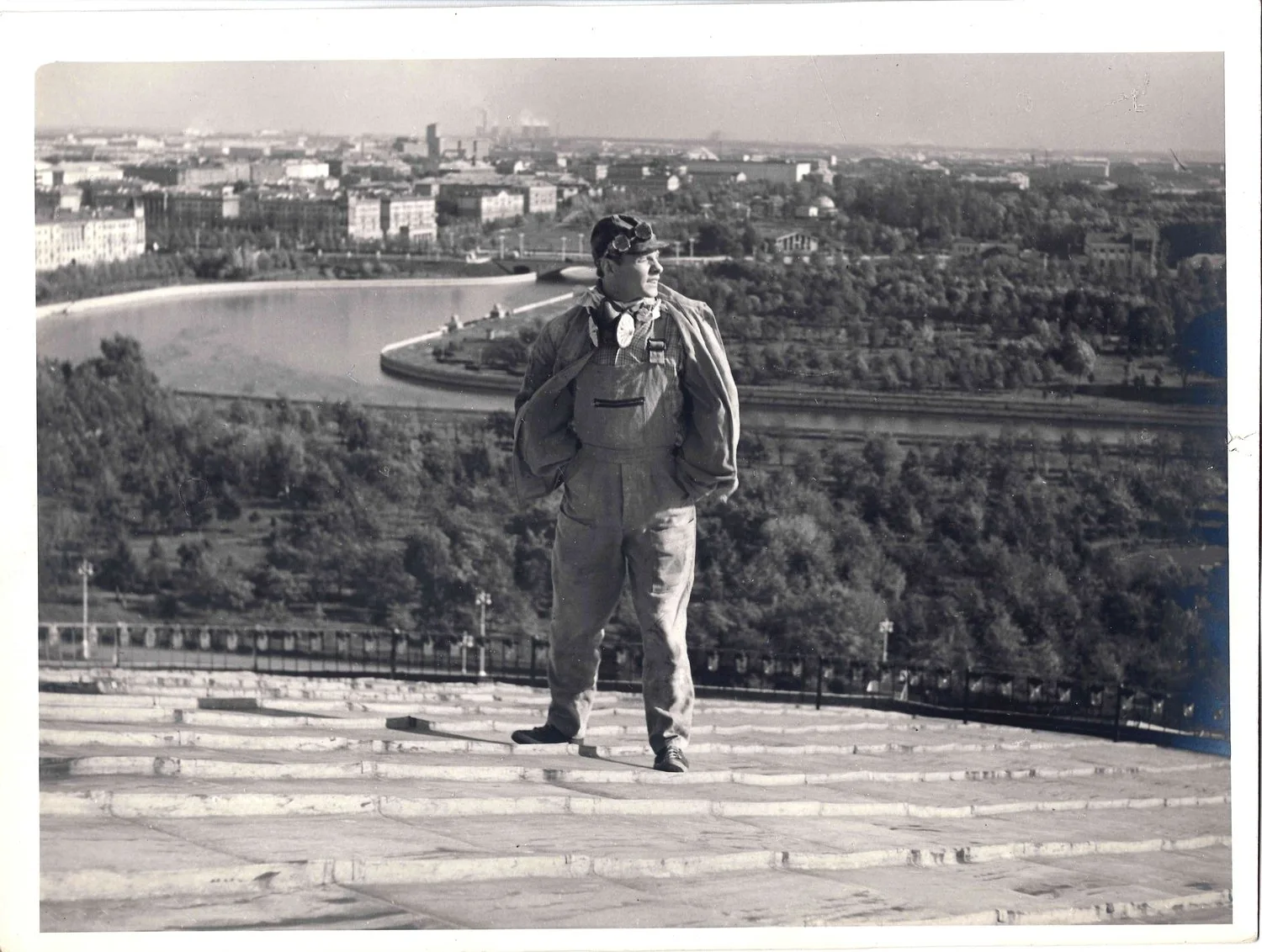 Фотография «Виталий Соломин на фоне Минска. Сцена из фильма «Любимая». 1965. — фото 1