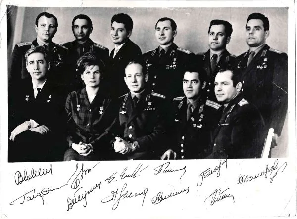 Письма Ю.А. Гагарина и В.В. Терешковой директору автомагазина «Москвич» Н.С. Елисееву. Фотография первого отряда советских космонавтов с дарственной надписью Юрия Алексеевича Гагарина Николаю Сергеевичу Елисееву на обороте. 1960-е годы. — фото 1