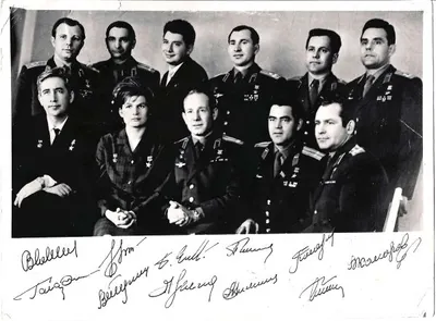 Письма Ю.А. Гагарина и В.В. Терешковой директору автомагазина «Москвич» Н.С. Елисееву. Фотография первого отряда советских космонавтов с дарственной надписью Юрия Алексеевича Гагарина Николаю Сергеевичу Елисееву на обороте. 1960-е годы.