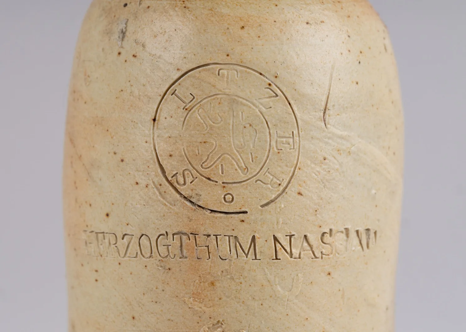 Бутыли Herzogthum Nassau и Рижский настоящий «Юлий Цезарь». Германия и Россия, вторая половина XIX века. — фото 3