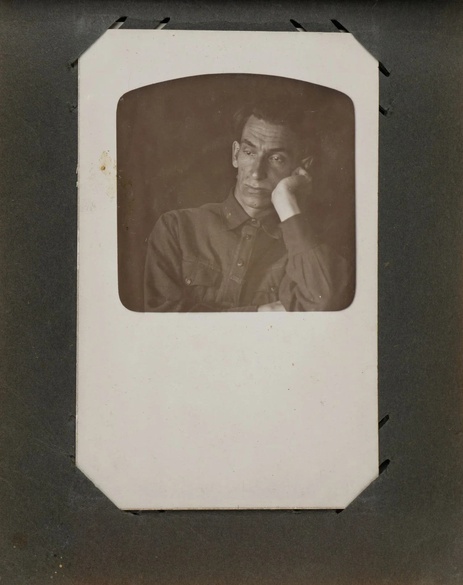 30 фотографий (формата открытки) из семейного архива в альбоме. Россия, 1910-е - 1920-е годы. — фото 4