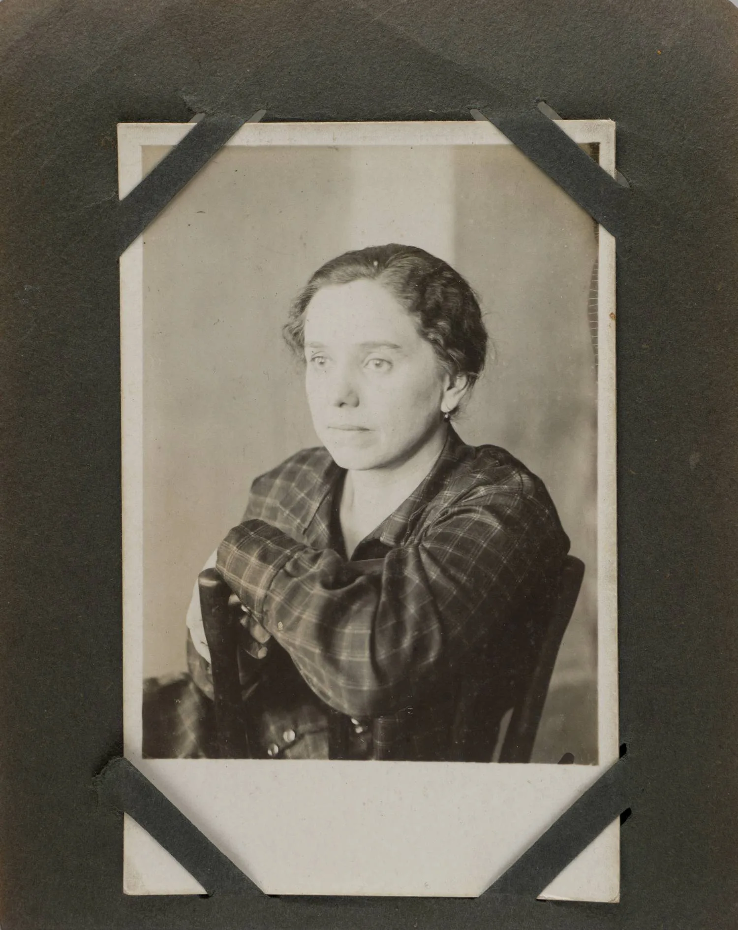 30 фотографий (формата открытки) из семейного архива в альбоме. Россия, 1910-е - 1920-е годы. — фото 3