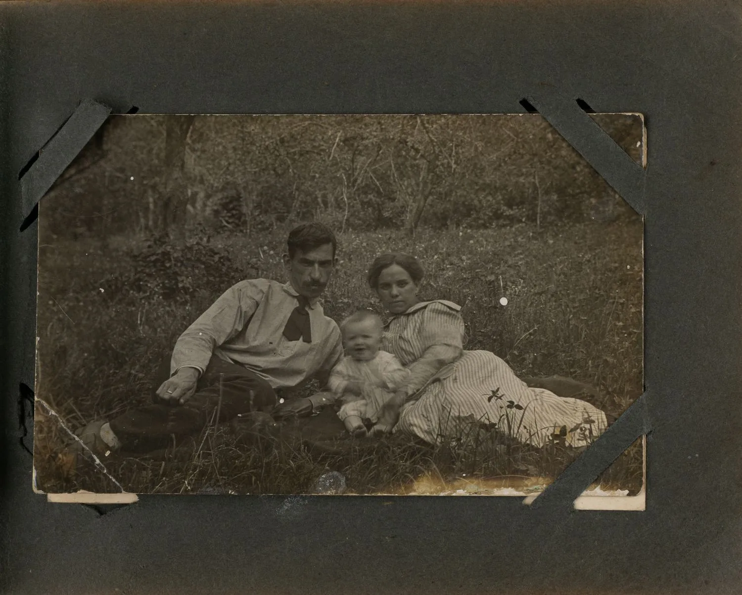 30 фотографий (формата открытки) из семейного архива в альбоме. Россия, 1910-е - 1920-е годы. — фото 5