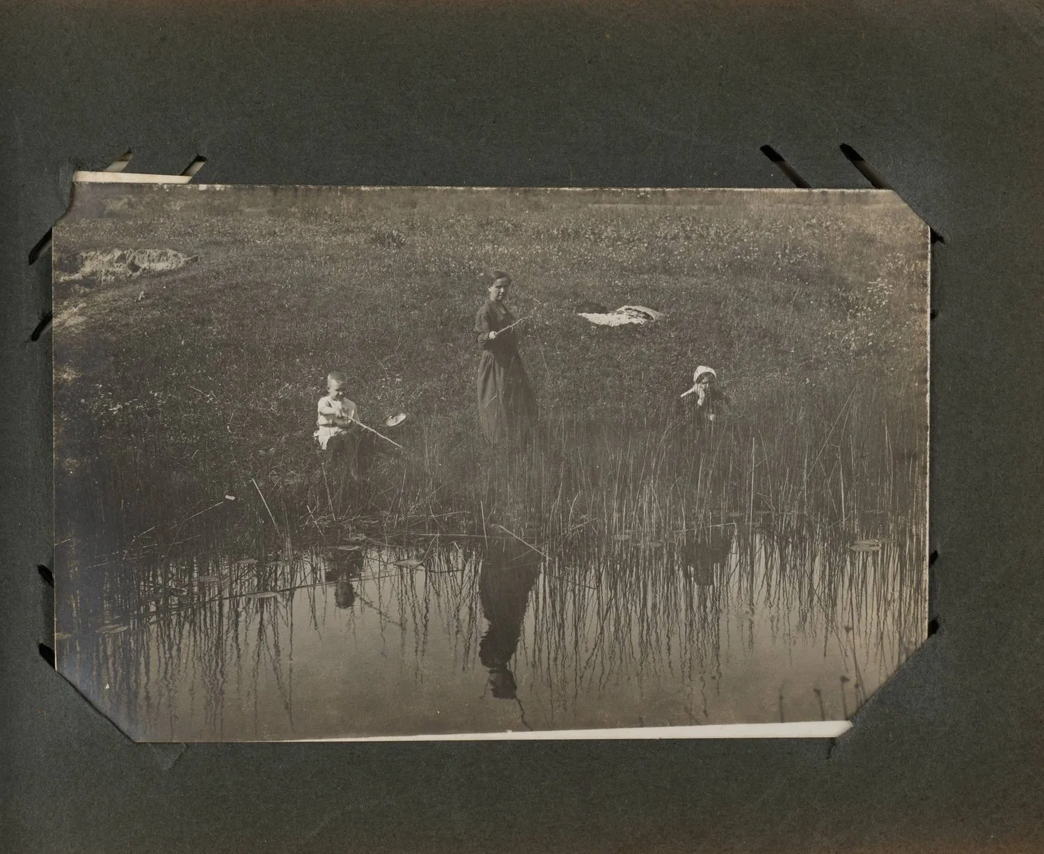 30 фотографий (формата открытки) из семейного архива в альбоме. Россия, 1910-е - 1920-е годы. — фото 7