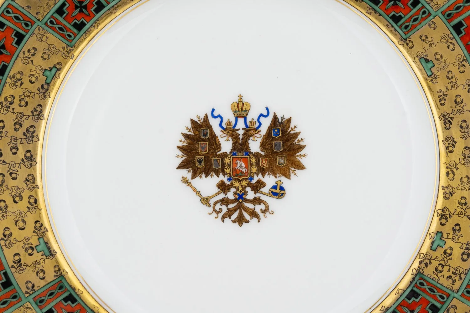 (Корниловы) Тарелка в русском стиле с изображением малого Государственного герба Российской Империи. Россия, Санкт-Петербург, завод братьев Корниловых. 1884-1917 годы. — фото 2