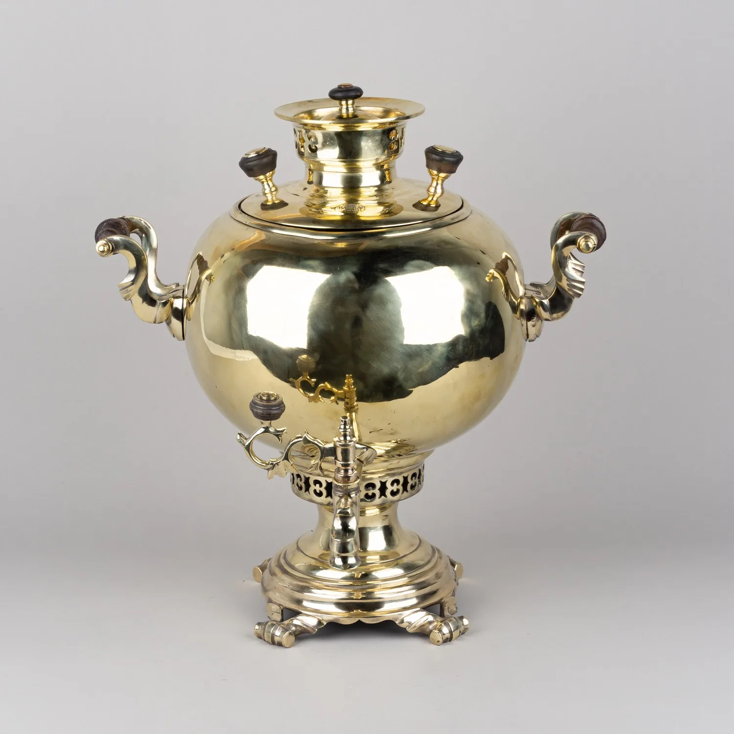 Самовар в форме шара с фигурными ножками. Россия, фабрика Н.А. Воронцова, конец XIX века. — фото 1