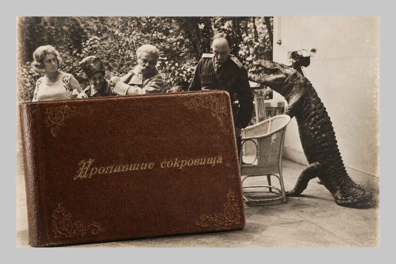 (С автографом) Альбом с раскадровкой к фильму «Пропавшие сокровища» с автографом режиссера А. Бек-Назарова.
СССР, 1924. — фото 1